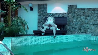 Il capo invita la cameriera alla piscina, ma non poteva resistere a un caldo